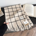 Écharpe classique à carreaux crème et noirs avec de larges franges et étiquettes - Beige