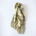 Détail de l'écharpe épaisse en mohair à carreaux gris et jaune néon avec de longues franges - 228*30cm / Style Jaune (HM55)