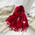 Écharpe rouge foncé en cachemire synthétique avec franges sur un manteau en laine beige - 60*200cm / Rouge