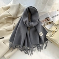Écharpe gris foncé en imitation cachemire à franges avec manteau blanc et sac à main - 60*200cm / Gris