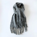 Sciarpa spessa in lana grigia con nappe e morbida texture mohair per il caldo invernale - 200x40cm / Grigio