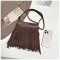 Detalle de bolso bandolera de ante marrón con flecos y bordado de ondas blancas - Café