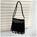 Detalle del bolso bandolera de ante negro con bordado de hojas y flecos largos - Negro