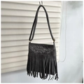 Detalle del bolso bandolera de ante con flecos largos y bordados étnicos - Gris