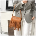 Detalle de bolso de ante marrón con bordado blanco y flecos largos de estilo bohemio - Caqui Oscuro