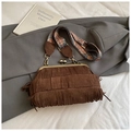 Detail van vintage bruine kwastjes tas met bronzen sluiting en etnische schouderband - Koffiebruin