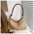 Détail du sac bandoulière en paille tressée avec bandoulière en cuir brun et texture fine - Brun Foncé