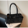 Elegante borsa tote nera opaca oversize con fibbia argentata e spalline sottili - Nero