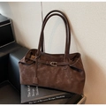 Borsa tote retrò marrone scuro in pelle scamosciata opaca con manici lunghi e fibbia decorativa - caffè