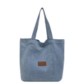 Sac cabas en jean bleu clair avec écusson en cuir marron et grandes bandoulières - Bleu clair