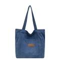 Sac fourre-tout en denim bleu avec étiquette en cuir et longues bretelles sur blanc - Bleu foncé