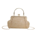 Beige gewebte Stroh-Clutch mit goldenem Metallgriff und praktischem Ketten-Schultergurt - Khaki