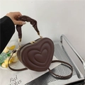 Chocoladebruine hartvormige crossbody tas met geplooid handvat en gouden ritsen - koffiekleur
