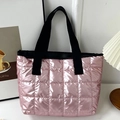 Bolso tote acolchado rosa con acabado metálico y asas negras para uso diario casual - Blanco