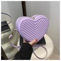 Bolso bandolera acolchado con forma de corazón lavanda y herrajes en tono dorado - Morado