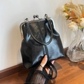 Schwarze Vintage-Muschelhandtasche mit Kussverschluss und runden Tragegriffen - Glänzender PU Stil / Schwarz
