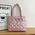 Bolso tote acolchado rosa metalizado de gran capacidad con diseño moderno y minimalista - Rosa