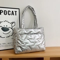 Bolso tote plateado acolchado con acabado metálico brillante y correa de hombro moderna - Plateado