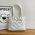 Elegante bolso tote acolchado plateado con acabado perlado y correas anchas al hombro - Blanco Roto