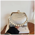 Silberne Falten-Tasche mit Perlengriff und goldener Kette für Damen - Silber