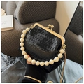 Elegante schwarze Plissee-Muscheltasche mit Glanzeffekt und weißem Perlengriff - Schwarz