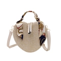 Herzförmige Strohhandtasche mit bedrucktem Seidenschal und cremeweißen Schultergurten - Beige