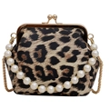 Borsa da sera leopardata con manico di perle e catena dorata su sfondo bianco neutro - Stampa leopardata