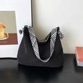 Borsa tote nera in velluto a coste con tracolla geometrica e dettaglio a fiocco chic - Nero