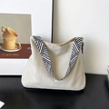 Borsa tote in velluto beige con tracolla a righe geometriche bianche e nere da donna - Bianco Sporco