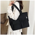 Vista laterale della borsa tote in nylon nero con tasche funzionali e cerniera in metallo - Nero