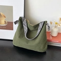 Borsa tote in velluto a coste verde scuro con tracolla larga a motivo ondulato - Verde