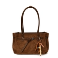 Borsa tote in camoscio marrone con cinturino decorativo e ciondolo in legno - Marrone