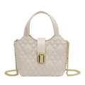 Bolso saco acolchado beige con correa de cadena dorada y cierre de giro rectangular - Blanco
