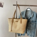 Elegante borsa tote in paglia intrecciata beige con manici in pelle marrone e toppa in pelle - Cuoio