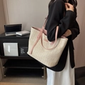 Grande borsa tote intrecciata bianco crema con tracolle in pelle rosa in ambiente chic - Rosa