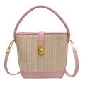 Rosa und naturfarbene Stroh-Eimertasche mit Ledergriff und Metall-Drehverschluss - Rosa