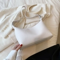 Borsa a spalla bianca in pelle a grana con design minimalista a forma di mezzaluna - Bianco
