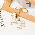 Dettaglio portachiavi a forma di cavallo in smalto bianco con placcatura in oro e strass - Stile Cavallo in Corsa Goccia d'Olio / Bianco (Colore 1)