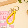 Porte-clés en cuir tressé jaune avec breloque cœur et fermoir mousqueton doré - Jaune