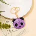 Detailansicht eines lila Panda-Schlüsselanhängers mit Kristallen und goldenem Karabinerhaken - Lila