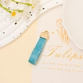 Porte-clés en cuir à strass bleu ciel avec fermoir doré poli et décorations florales - Bleu Ciel