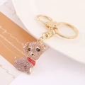 Dettaglio del portachiavi cane con strass rosa e chiusura in metallo dorato - Rosa Loto
