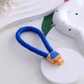 Dettaglio portachiavi in pelle intrecciata blu con chiusura in metallo dorato a cuore - Ciondolo a Cuore Blu in Corda Intrecciata