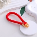 Dettaglio del portachiavi a corda intrecciata rossa con chiusura in metallo dorato - Ciondolo a Cuore Rosso in Corda Intrecciata