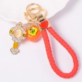 Detail van strassteen sleutelhanger met oranje kaki en rode lederen riem - Kaki Geel met Touw