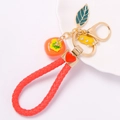 Detalle de llavero de cuero trenzado rojo con colgantes de cacahuete de pedrería - Cuerda de Cuero Trenzado / Caqui Maní Amarillo Con Cuerda Trenzada