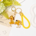 Dettaglio del portachiavi a forma di cavallo dorato con smalto e cordino giallo - Giallo Con Corda in Pelle