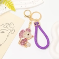 Dettaglio del portachiavi a topo con strass e laccio in pelle intrecciata viola elegante - Topo Viola con Corda Viola