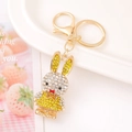Macro dettagliata di un portachiavi a forma di coniglio zodiacale dorato con strass - Ciondolo Coniglio Solo / Coniglio Strass Giallo