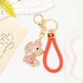 Dettaglio del portachiavi a forma di topo dorato con strass e cinturino in pelle rossa - Topo Rosa con Corda in Pelle Rossa